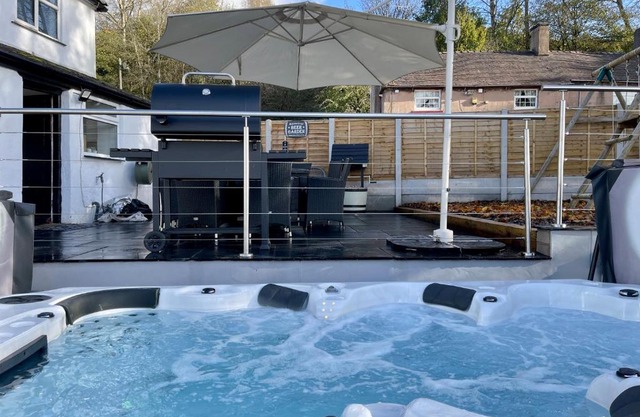 Tollgate House - Luxury Cozy Cottage - HUGE Hot Tub - Alton Towers