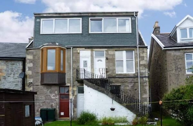 TOP FLAT, pet friendly, country holiday cottage in Tighnabruaich