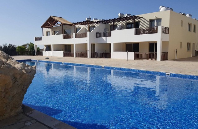 Top floor great 2 bedroom apartment, 3 pools, sea view, FREE WIFI