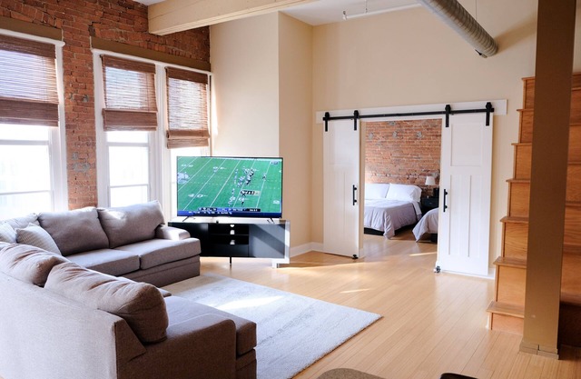 Top Floor Loft! 4 Bedrooms and 2,000 sq ft