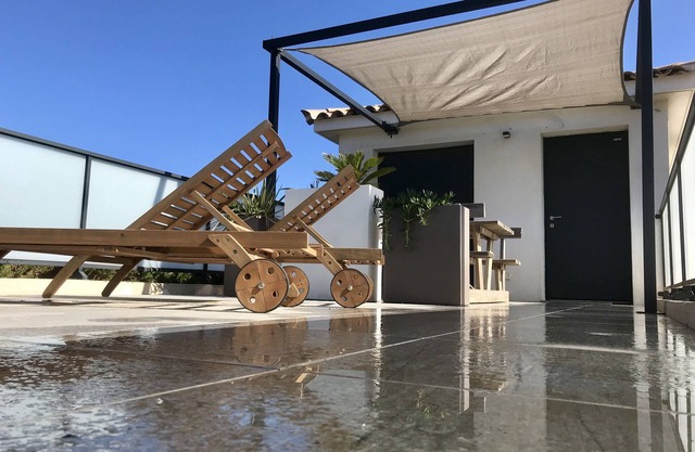 Top of architect's villa with sea view, sandy beach on foot !