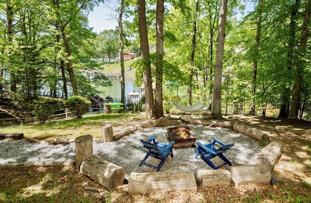 Top Water Perch- Lake Norman,Waterfront,Private Dock,Fire Pit,Kayaks,Sleeps 8