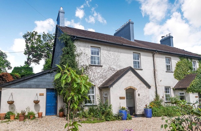 TOR VIEW @ FOURWINDS, pet friendly, with a garden in Okehampton