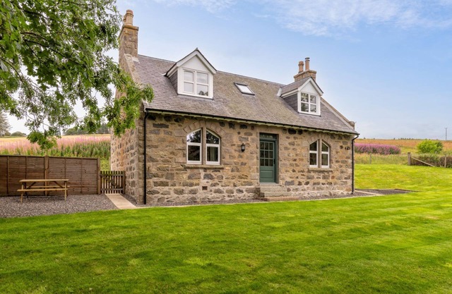 Tornahatnach - 19th Century Cosy Cottage in Aberdeenshire