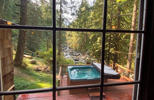 Total Seclusion, 50 Private Acres, 2000 Ft Riverfront, Mountain Cabin, Hot Tub