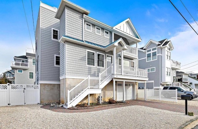TOTALLY RENOVATED 6 BEDROOM HOME NEXTDOOR TO PICKLEBALL COURTS!
