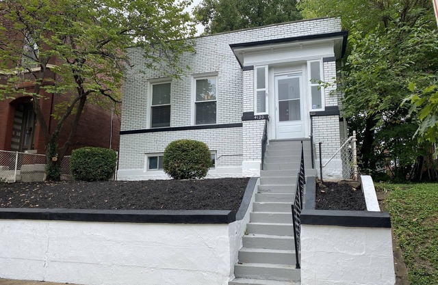 Tower Grove -near restaurants & Park- crib, highchair, & fenced back yard