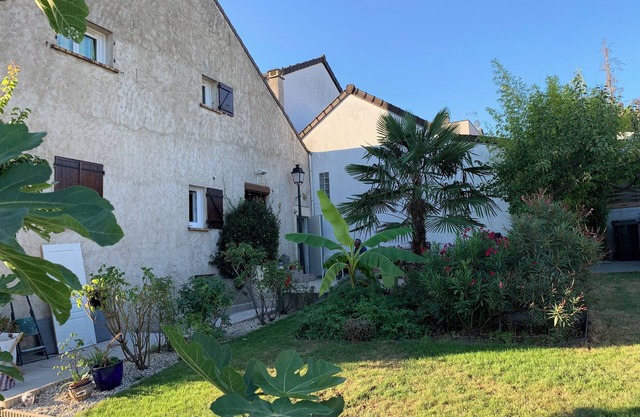 Town house with garden 30 minutes from Paris, ideal for groups/families.
