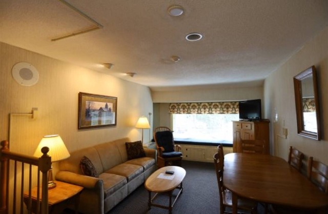 Townhouse Suite at Inns of Waterville Valley- Close to Town Square (309)