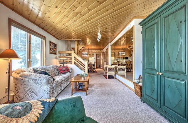 Townhouse with the amazing views! Garage, 3 bedroom, Hot Tub!