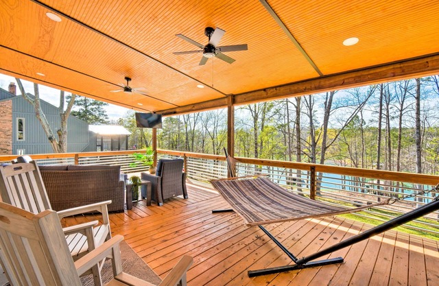Townville Lake House w/Private Dock, Kayaks!