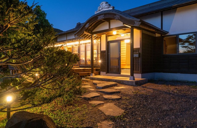 Toya Cliff House