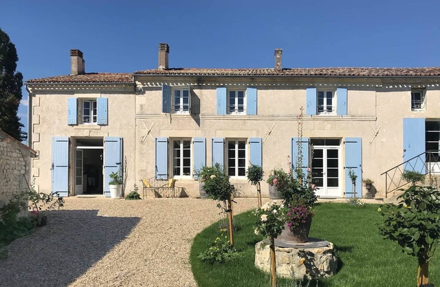 Très Jolie gîte with heated pool plus disability facilities