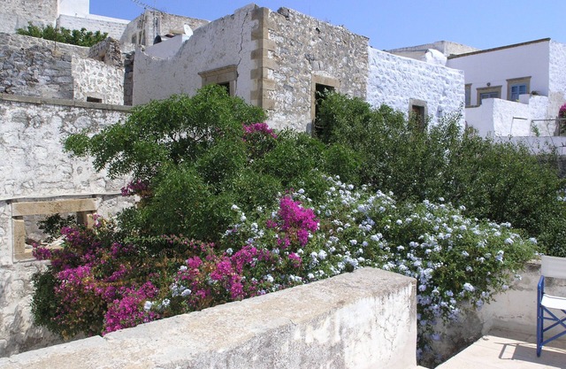 Traditional House with Garden in Historic Town by JJ Hospitality-