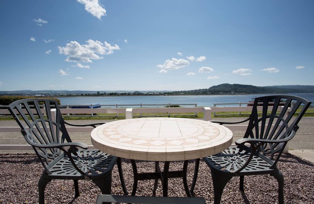 Traditional stone built cottage, beautifully renovated,uninterrupted Sea view