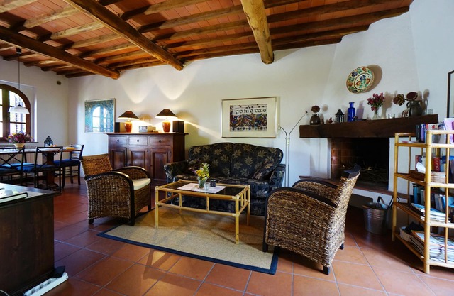 Traditional stone house in romatic tuscan villlage (near the sea)