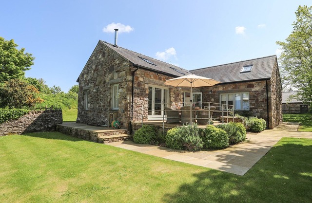TRAETH ORA, pet friendly, luxury holiday cottage in Moelfre