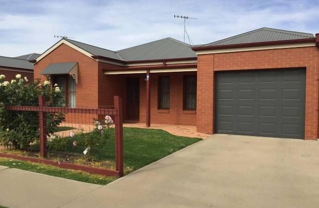 Tralea, great get away, 3 bedroom town house. Central location. Sleeps 6 Wifi
