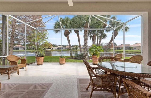 Tranquil 2/2 lakefront home in Palmer Ranch - Marina Sunrise