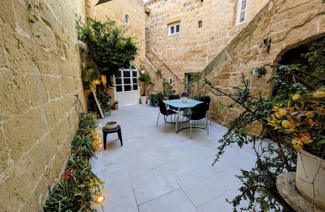 Tranquil and Unique traditional 400 Yr Farmhouse with jacuzzi and bbq