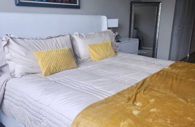Tranquil bed & breakfast with AC in North Miami, BBQ, pool and parking space