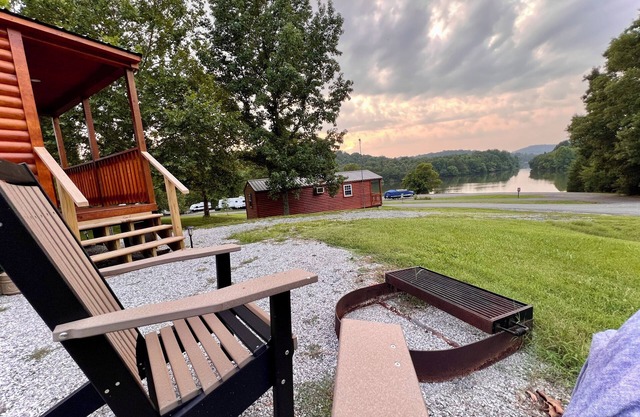 Tranquil Cabin on Lake, 1 hour east of Nashville. Nearby Waterfalls.