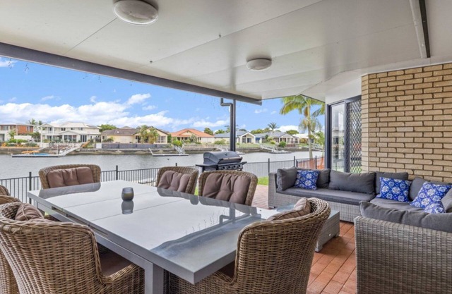 Tranquil Canal Front Holiday House