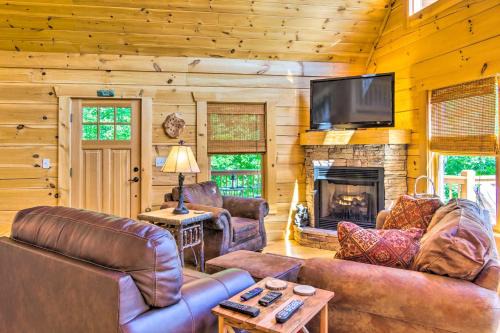 Tranquil Deck Blue Ridge Mountain Retreat!