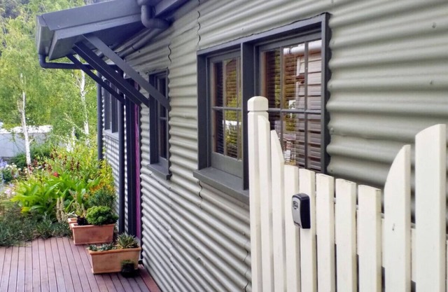 Tranquil Garden Cottage - South Hobart