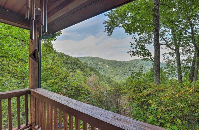 Tranquil Hendersonville Cabin w/Mountain Views!