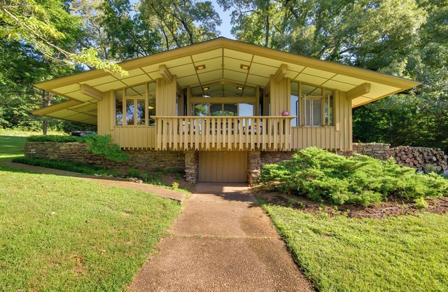 Tranquil Mid-Century Modern Cottage w/Forest View