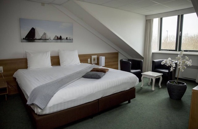 Tranquil Sanctuary close to Top Landmarks, Scenic Outdoors & Attractions