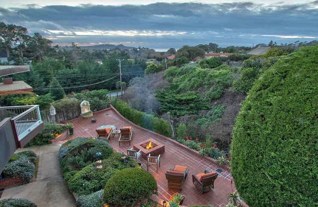 Tranquil Tuckaway w/Ocean/Pt Lobos views,1200sqft patio, firepit, pet friendly!