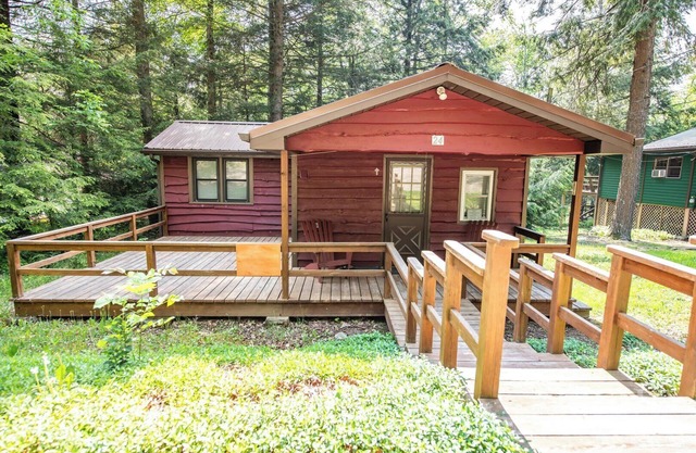 "Tranquility Cottage" is a quaint cottage on the West Side of Lake Mokoma