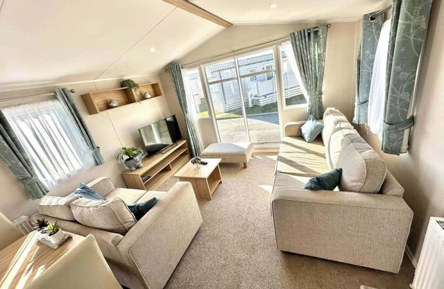 Trecco Bay - Sleeps 6 - Pet Friendly - Parking