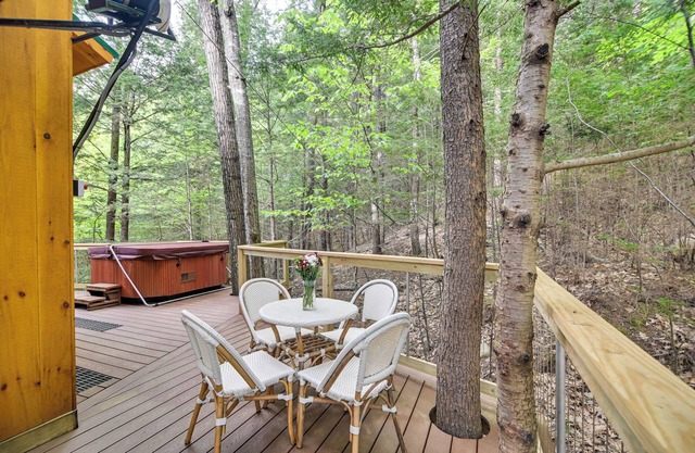 Tree House w/Hot Tub: Near Sunday River Resort!