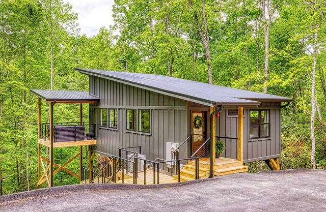 Treehouse near Cades Cove W/Hot Tub, Games & large Hammock Deck