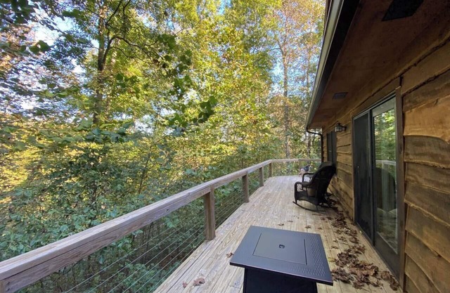 "Treehouse Suite" at Rustic Retreat Cabin w/Old Fashion Saun