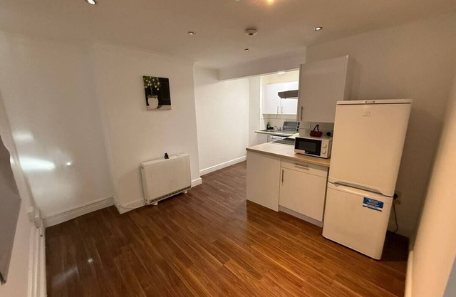 Tremendous 4-bedroom apartment with AC in vibrant London BT7