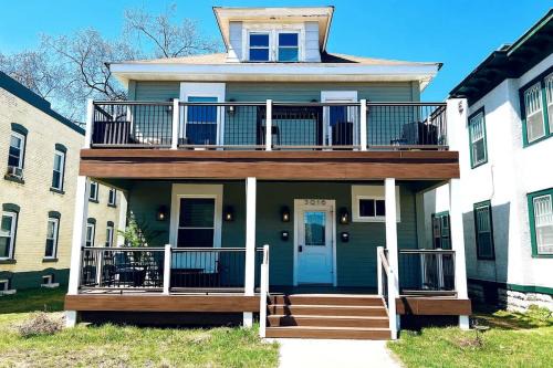 Trendy and Stylish 3BR Uptown Duplex