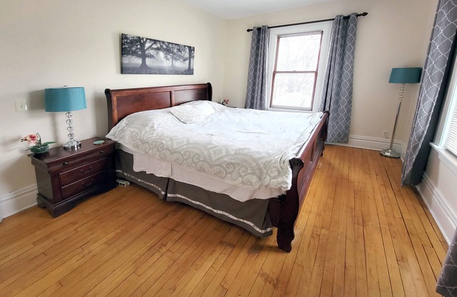 Trendy Uptown Apartment, steps away from many culinary and entertainment options