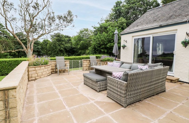 TRENOWETH SEA VIEW, pet friendly, with a garden in St Keverne