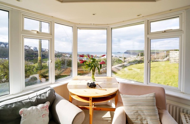 Trevarthian - A stunning holiday home overlooking Polzeath beach,sleeps 8 + dogs