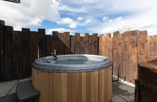 Trevelyn - Luxury Lodge, Hot Tub, Close to Beach