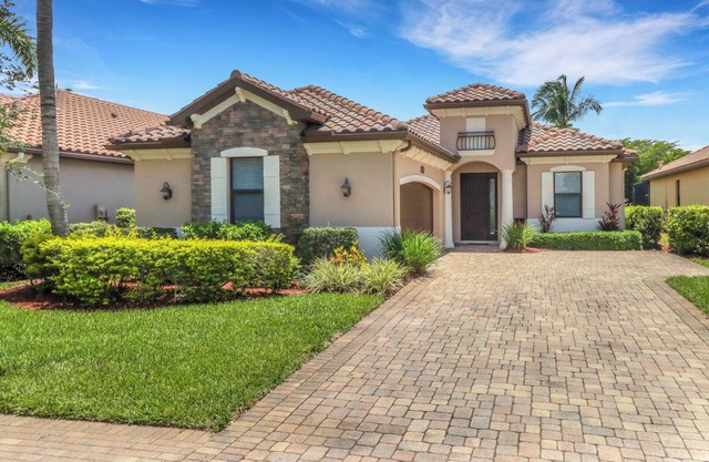 Treviso Bay | 2 bedrooms | 2 bathrooms | office with sofa bed