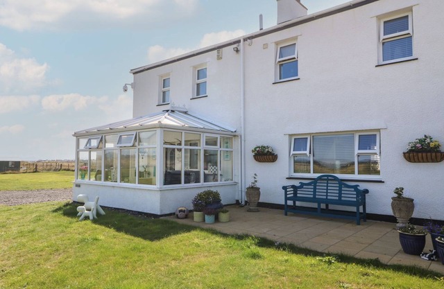 TREWAN HOUSE, pet friendly, character holiday cottage in Rhosneigr