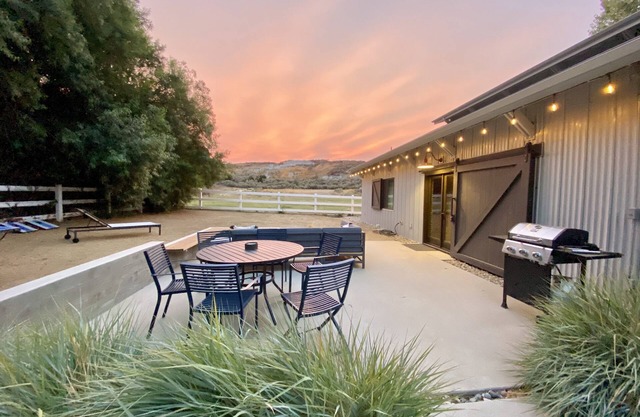 Triumph Oaks Modern Ranch Guest House Farm Stay! Chickens, Goats & Horses!
