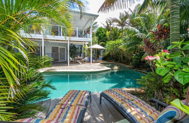 Tropical Beach Hide Away - inground pool, 2min walk to ocean foreshore & parks