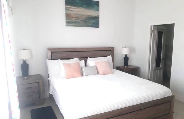 Tropical Bliss cozy Kgn apt equipped with security, AC, balcony, WiFi, kitchen