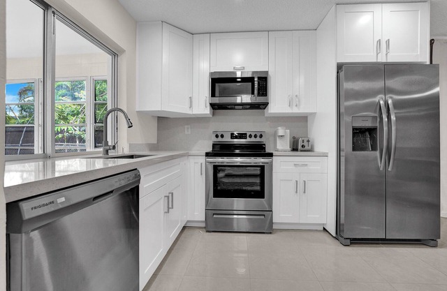 Tropical Poolside Retreat in Tamarac - Lots of Activities!